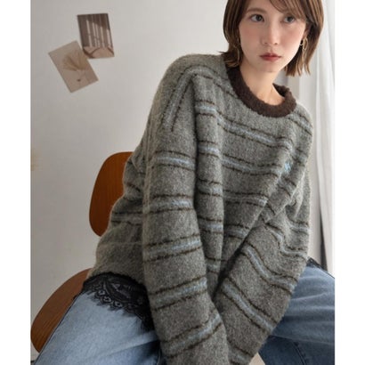 “配色”と“質感”で差をつける。胸刺繍ブークレー素材配色ボーダークルーネックニット（長袖） （グレー）｜詳細画像