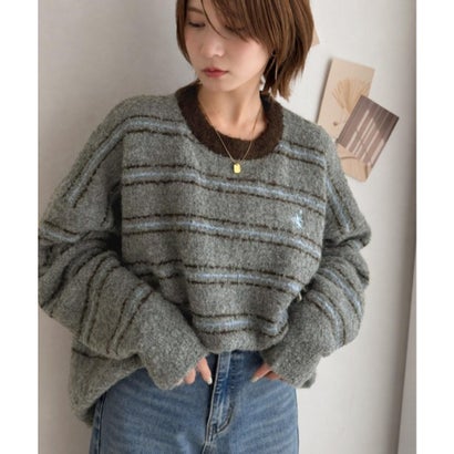 “配色”と“質感”で差をつける。胸刺繍ブークレー素材配色ボーダークルーネックニット（長袖） （グレー）｜詳細画像