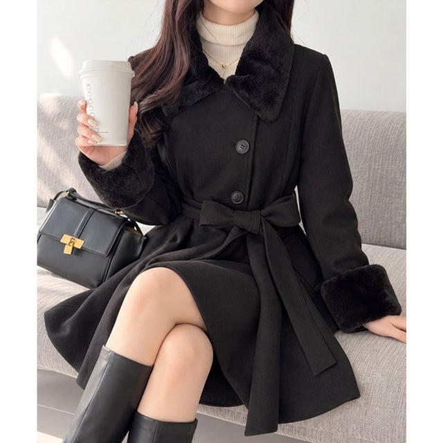 【mily bilet】可愛いも、スタイルアップも欲張る一着。ファー使いAラインミドル丈コート （ブラック）