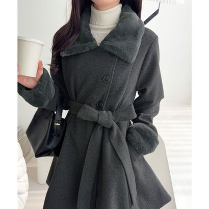 【mily bilet】可愛いも、スタイルアップも欲張る一着。ファー使いAラインミドル丈コート （チャコール）｜詳細画像