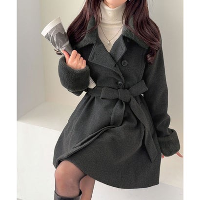 【mily bilet】可愛いも、スタイルアップも欲張る一着。ファー使いAラインミドル丈コート （チャコール）｜詳細画像