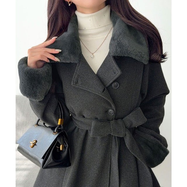 【mily bilet】可愛いも、スタイルアップも欲張る一着。ファー使いAラインミドル丈コート （チャコール）