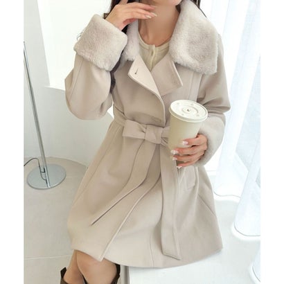 【mily bilet】可愛いも、スタイルアップも欲張る一着。ファー使いAラインミドル丈コート （アイボリー）｜詳細画像