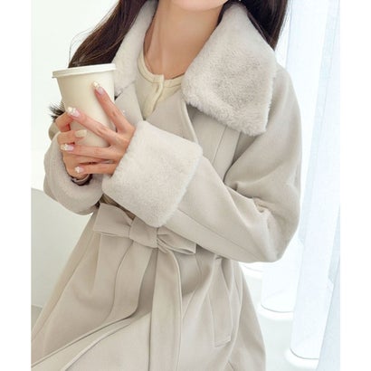 【mily bilet】可愛いも、スタイルアップも欲張る一着。ファー使いAラインミドル丈コート （アイボリー）｜詳細画像