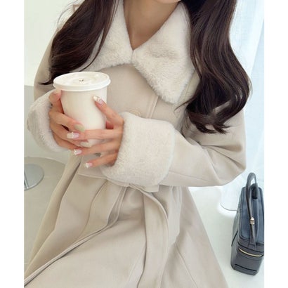 【mily bilet】可愛いも、スタイルアップも欲張る一着。ファー使いAラインミドル丈コート （アイボリー）｜詳細画像