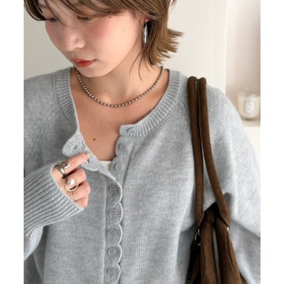 シンプル派もきっと恋する、ほっこりデザイン。スカラップ多ボタンカーディガン（長袖） （ライトグレー）｜詳細画像