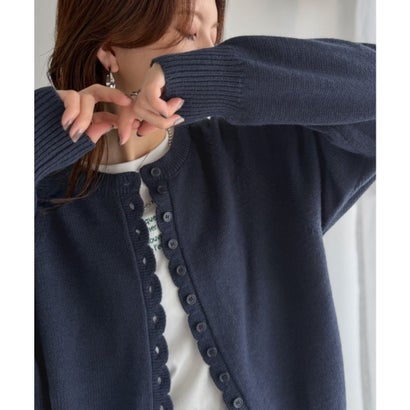 シンプル派もきっと恋する、ほっこりデザイン。スカラップ多ボタンカーディガン（長袖） （ネイビー）｜詳細画像
