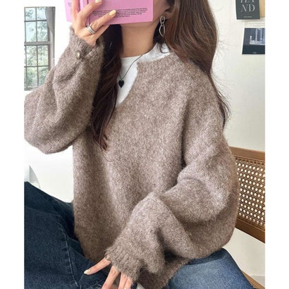 クラシカルエルフ Classical Elf ゆったりふんわり♪シャギーで華やぐ旬顔へ。袖ボタン付きキーネックニット （モカ）｜詳細画像
