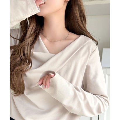 一枚で絵になる、美しい首元。綿100％シルケット素材ドレープネックデザイントップス（長袖） （グレージュ）｜詳細画像