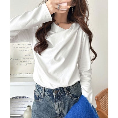 一枚で絵になる、美しい首元。綿100％シルケット素材ドレープネックデザイントップス（長袖） （オフホワイト）｜詳細画像