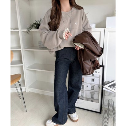 クラシカルエルフ Classical Elf フリルがお洒落を格上げ♪袖先ドット柄フリル使い胸元刺繍入りオーバーサイズ裏起毛スウェット（長袖） （グレージュ）｜詳細画像