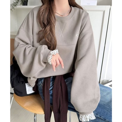 クラシカルエルフ Classical Elf フリルがお洒落を格上げ♪袖先ドット柄フリル使い胸元刺繍入りオーバーサイズ裏起毛スウェット（長袖） （グレージュ）｜詳細画像