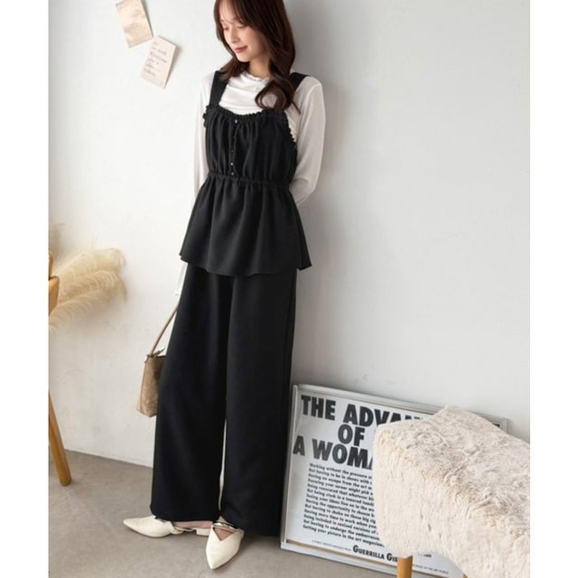 隠しながら、華やぐ。バックリボンベロアツイル ペプラムデザインドッキングサロペットパンツ （ブラック）
