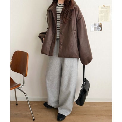 レザーが可愛く着られる！大人可愛い丸みシルエット♪フェイクレザー中綿入ステンカラーショートジャケット （ブラウン）｜詳細画像