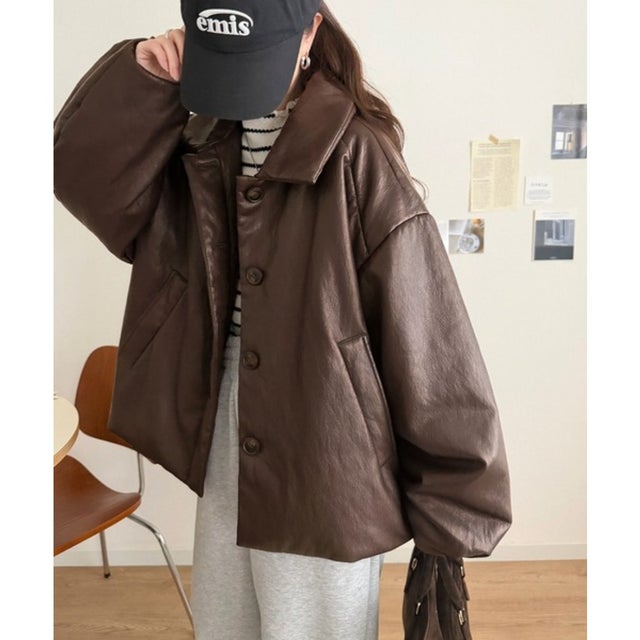 レザーが可愛く着られる！大人可愛い丸みシルエット♪フェイクレザー中綿入ステンカラーショートジャケット （ブラウン）