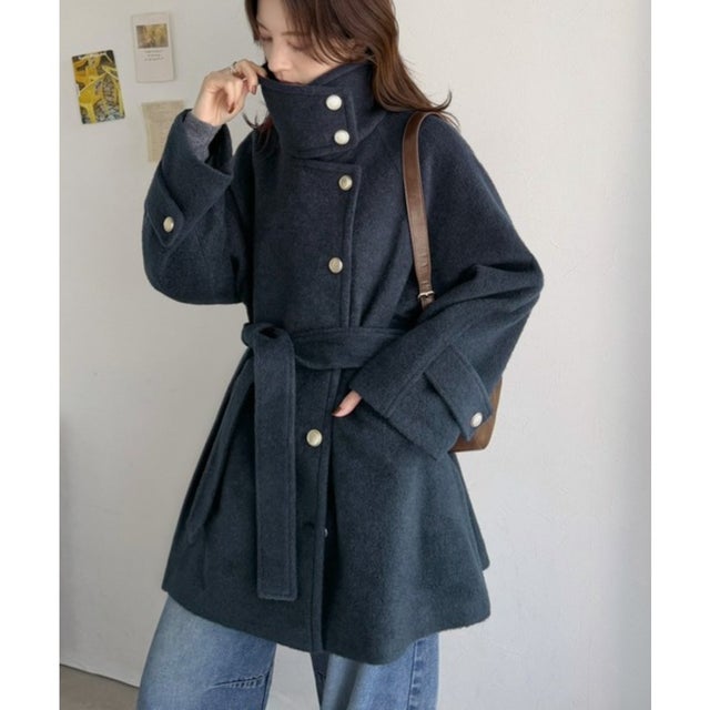 冬の「可愛い」はこれ！ニードルボア素材 襟2Wayゴールドボタン使いベルト付きAラインミドルコート （ネイビー）