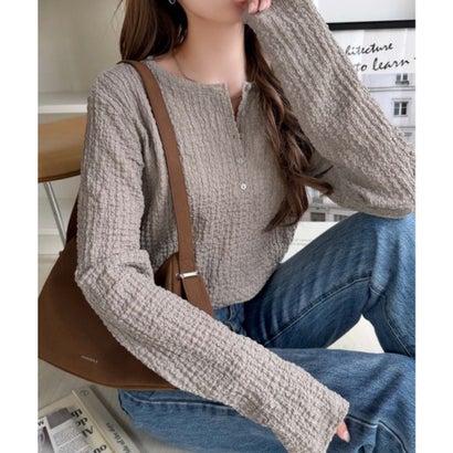 きらめきで、いつものコーデをアップデート。きらきらラメ入りジャガードヘンリートップス（長袖） （グレージュ）｜詳細画像