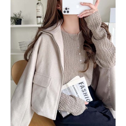きらめきで、いつものコーデをアップデート。きらきらラメ入りジャガードヘンリートップス（長袖） （グレージュ）｜詳細画像