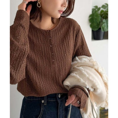 きらめきで、いつものコーデをアップデート。きらきらラメ入りジャガードヘンリートップス（長袖） （ブラウン）｜詳細画像