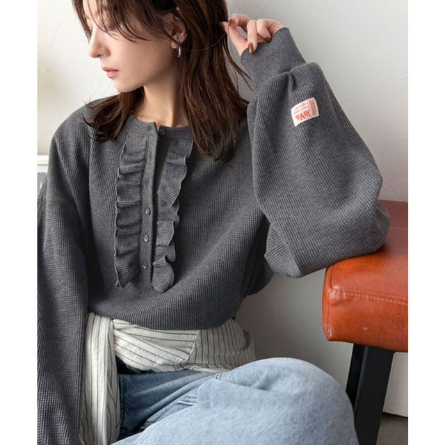 《JaVaジャバコラボ》ラフでもほんのり甘い。ワッフルフリルヘンリーネックトップス（オーバーサイズ） （チャコール）