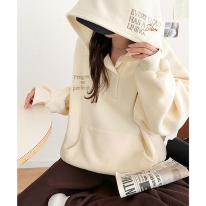 ふわっとあったか、秋冬の“欲しい”をぎゅっと♪刺繍デザインスキッパー衿フリースパーカー （アイボリー）｜詳細画像
