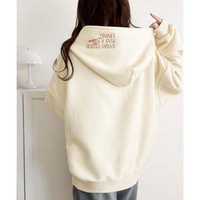 ふわっとあったか、秋冬の“欲しい”をぎゅっと♪刺繍デザインスキッパー衿フリースパーカー （アイボリー）｜詳細画像