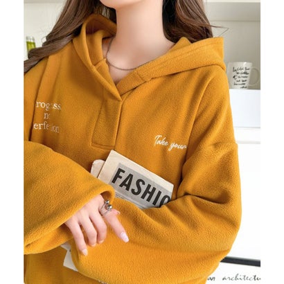ふわっとあったか、秋冬の“欲しい”をぎゅっと♪刺繍デザインスキッパー衿フリースパーカー （イエロー）｜詳細画像
