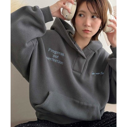 ふわっとあったか、秋冬の“欲しい”をぎゅっと♪刺繍デザインスキッパー衿フリースパーカー （チャコール）｜詳細画像