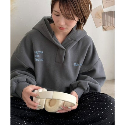 ふわっとあったか、秋冬の“欲しい”をぎゅっと♪刺繍デザインスキッパー衿フリースパーカー （チャコール）｜詳細画像
