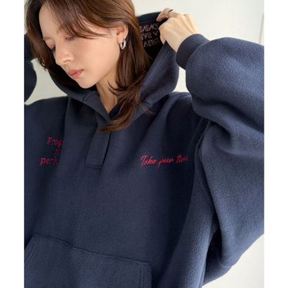 ふわっとあったか、秋冬の“欲しい”をぎゅっと♪刺繍デザインスキッパー衿フリースパーカー （ネイビー）｜詳細画像
