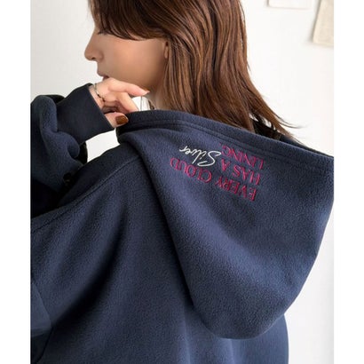 ふわっとあったか、秋冬の“欲しい”をぎゅっと♪刺繍デザインスキッパー衿フリースパーカー （ネイビー）｜詳細画像