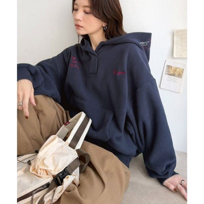 ふわっとあったか、秋冬の“欲しい”をぎゅっと♪刺繍デザインスキッパー衿フリースパーカー （ネイビー）｜詳細画像
