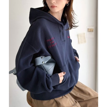 ふわっとあったか、秋冬の“欲しい”をぎゅっと♪刺繍デザインスキッパー衿フリースパーカー （ネイビー）｜詳細画像
