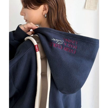 ふわっとあったか、秋冬の“欲しい”をぎゅっと♪刺繍デザインスキッパー衿フリースパーカー （ネイビー）｜詳細画像