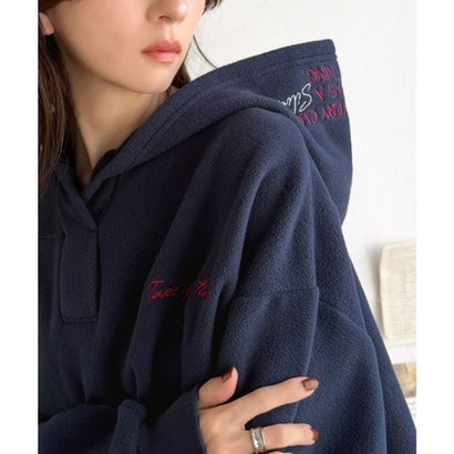 ふわっとあったか、秋冬の“欲しい”をぎゅっと♪刺繍デザインスキッパー衿フリースパーカー （ネイビー）｜詳細画像