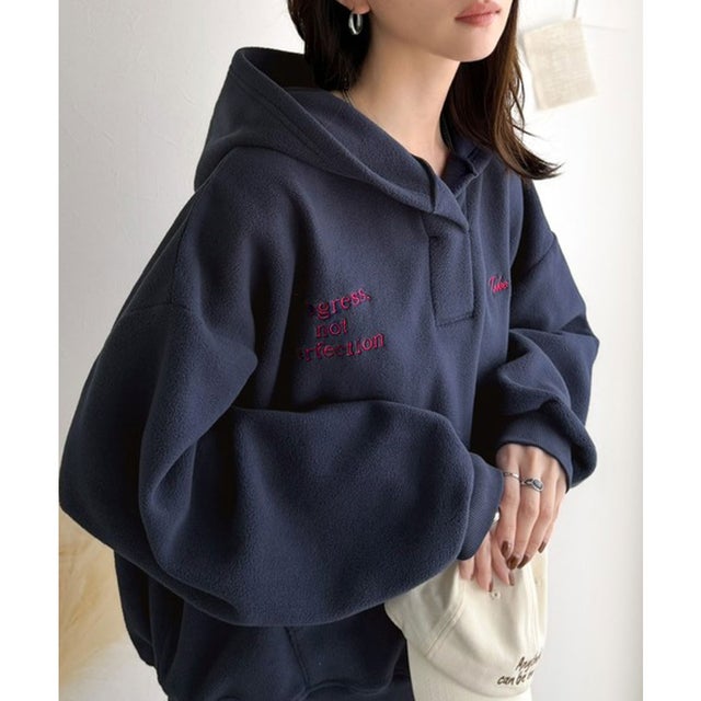 ふわっとあったか、秋冬の“欲しい”をぎゅっと♪刺繍デザインスキッパー衿フリースパーカー （ネイビー）