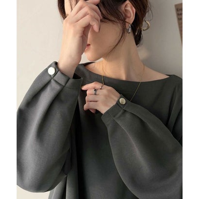 一枚で、品よく華奢見え。袖タック×マットゴールドボタン使いボートネックポンチ素材プルオーバー（長袖） （チャコール）｜詳細画像