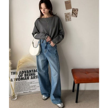 一枚で、品よく華奢見え。袖タック×マットゴールドボタン使いボートネックポンチ素材プルオーバー（長袖） （チャコール）｜詳細画像