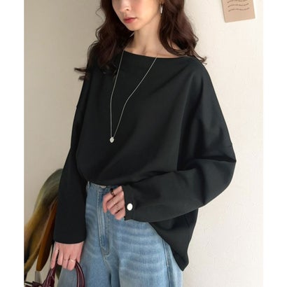 一枚で、品よく華奢見え。袖タック×マットゴールドボタン使いボートネックポンチ素材プルオーバー（長袖） （ブラック）｜詳細画像