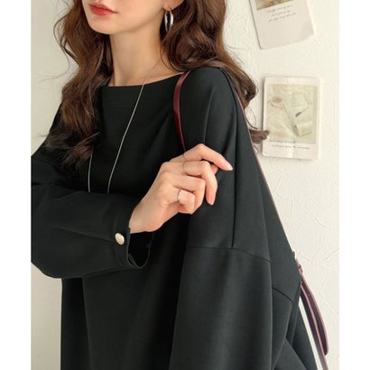 一枚で、品よく華奢見え。袖タック×マットゴールドボタン使いボートネックポンチ素材プルオーバー（長袖） （ブラック）｜詳細画像