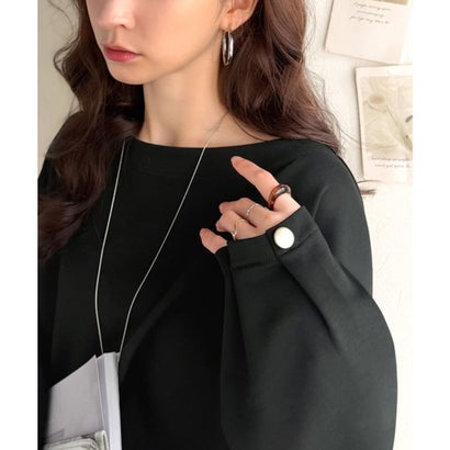 一枚で、品よく華奢見え。袖タック×マットゴールドボタン使いボートネックポンチ素材プルオーバー（長袖） （ブラック）｜詳細画像