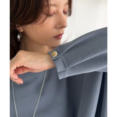 一枚で、品よく華奢見え。袖タック×マットゴールドボタン使いボートネックポンチ素材プルオーバー（長袖） （ダスティブルー）｜詳細画像