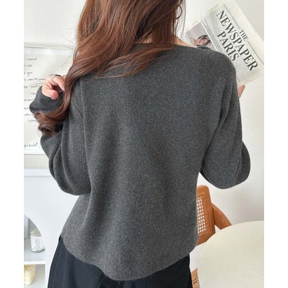 しなやかな落ち感、一枚で上品に印象付く。カシミヤタッチドレープニット(長袖) （チャコール）｜詳細画像