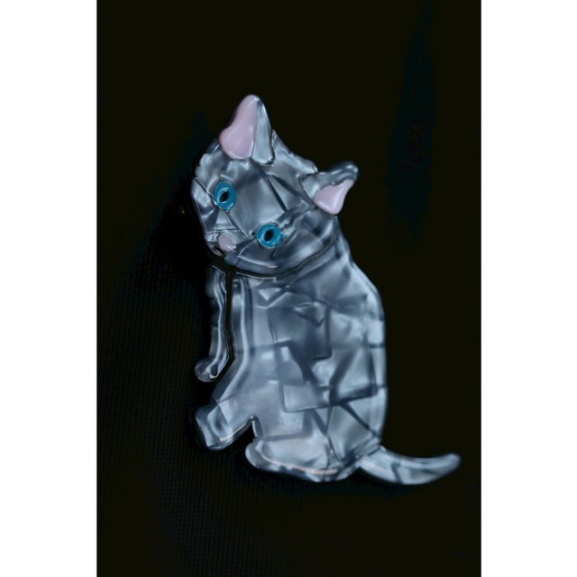 青い目のミルキーな猫ちゃんブローチ （ブラック）