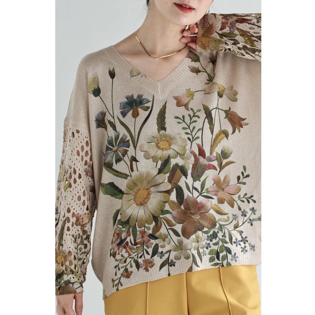 透かし編みスリーブの色とりどり花画ニットトップス （ベージュ）