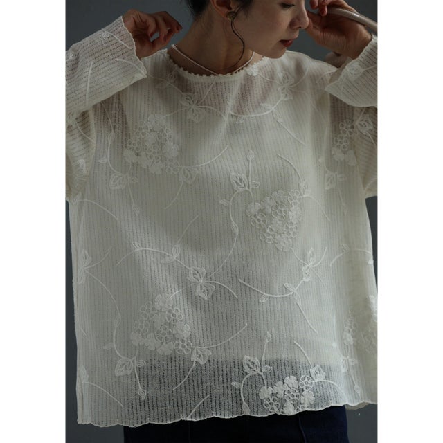 花刺繍描く透かし編みカットソートップス （アイボリー）