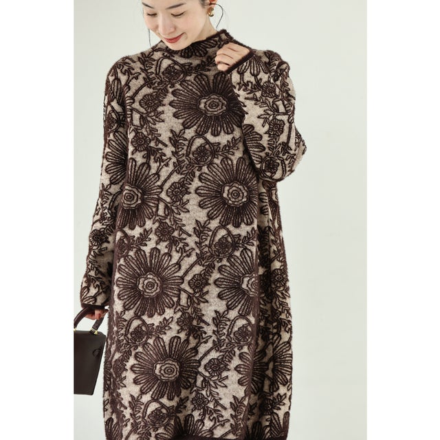 ふわふわシャギーの花画ニットワンピース （ブラウン）