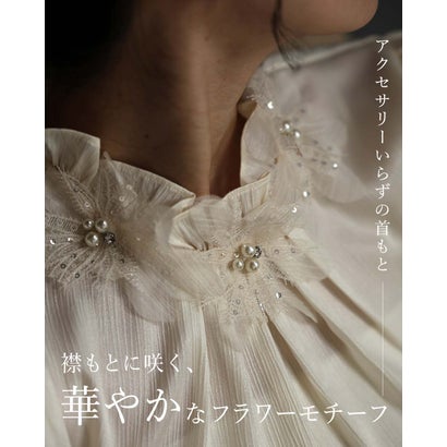 （S~2L対応）花コサージュネックブラウストップス （パープル）｜詳細画像
