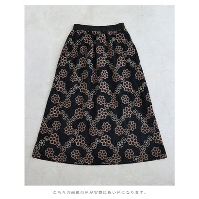 花刺繍に包まれるロングスカート （ブラック）｜詳細画像