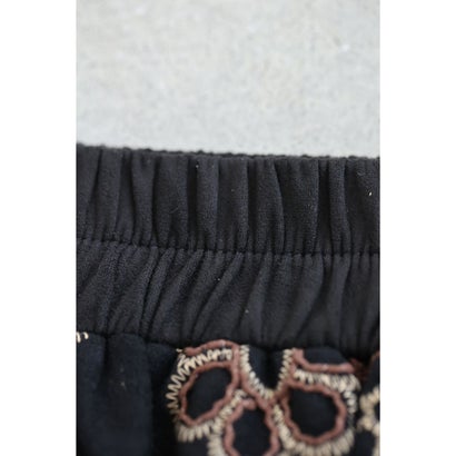 花刺繍に包まれるロングスカート （ブラック）｜詳細画像
